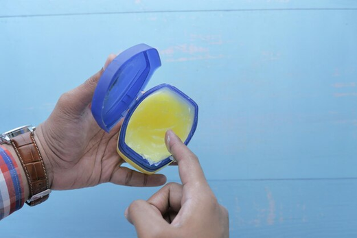 Is Vaseline A Good Choice For Oily Skin? Dermatologists Weigh In –  Neutriherbs