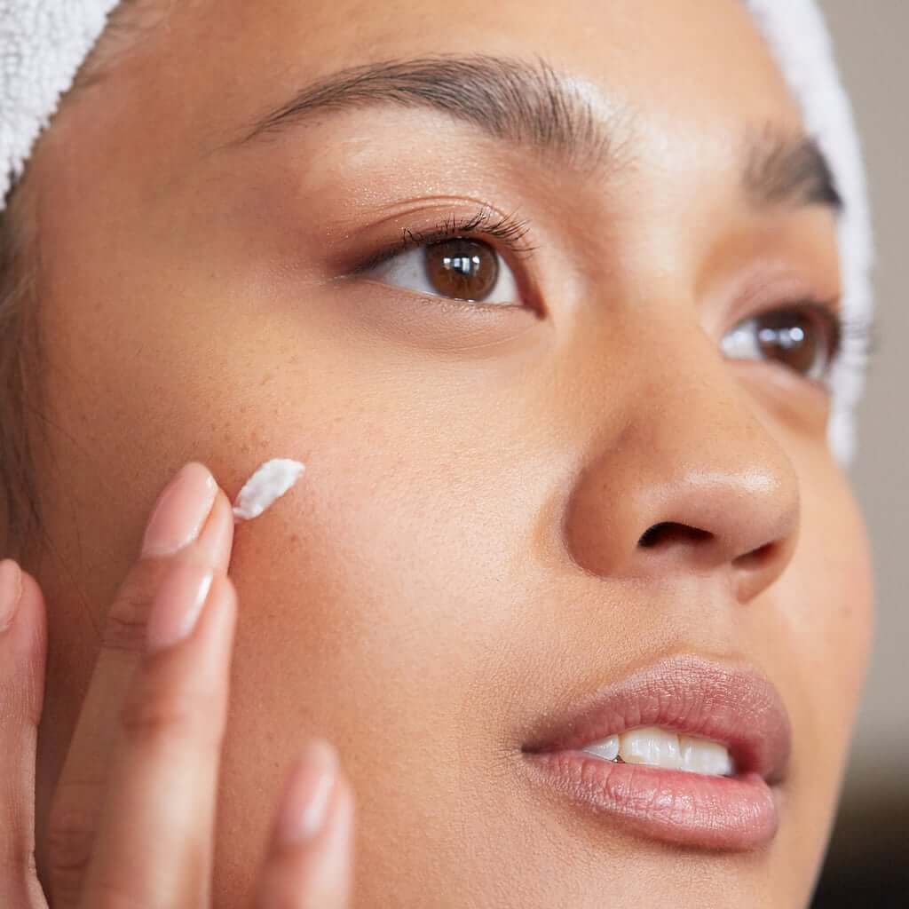 Neutriherbs skin whitening & lightening treatment helps to diminish dark spots, reduce hyperpigmentation and even skin tone. Specially designed for dark & dull skin.